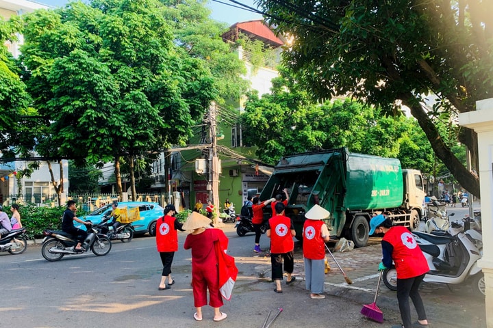 Chính quyền và nhân dân quận Tây Hồ ra quân vệ sinh môi trường, khắc phục hậu quả cơn bão số 3