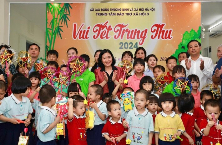 Hà Nội tặng quà Tết Trung thu cho 1.595 trẻ em có hoàn cảnh khó khăn