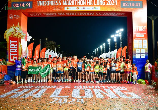 9000 vận động viên tham gia giải chạy VnExpress Marathon Hạ Long 2024