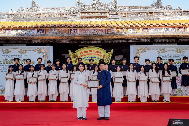 Huế: Tuyên dương 384 “Học sinh danh dự toàn trường” tại di tích lịch sử Di Luân Đường