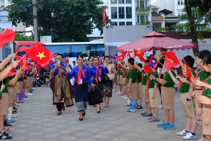 Thắt chặt tình đoàn kết thiếu nhi Việt Nam - Lào