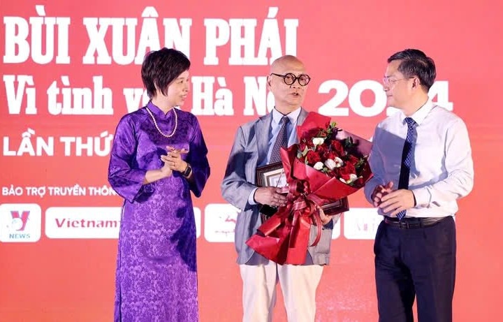 GS.TS.KTS Hoàng Đạo Kính nhận Giải thưởng Bùi Xuân Phái - Vì tình yêu Hà Nội 2024