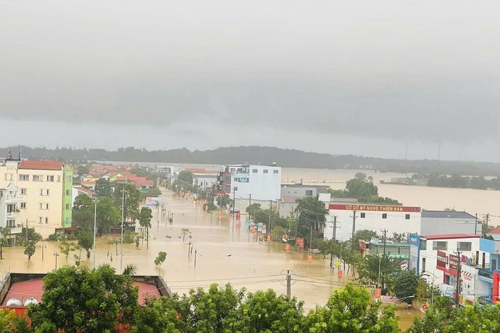 Lũ lên nhanh, Quảng Bình chìm trong biển nước