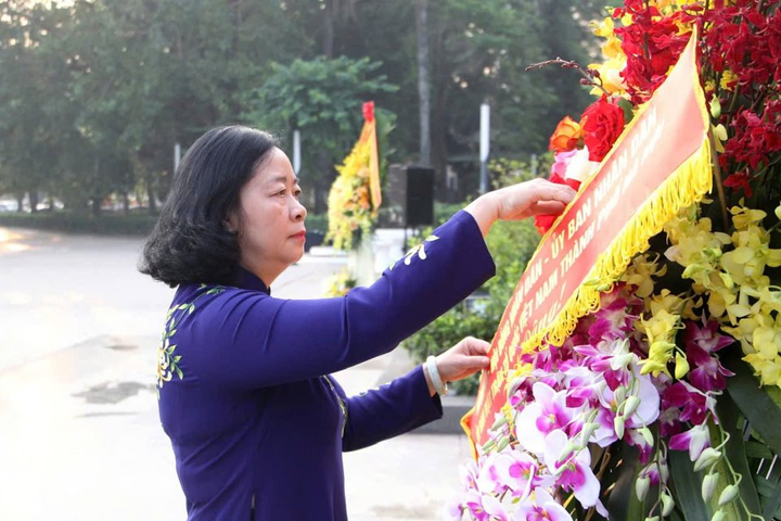 Lãnh đạo TP Hà Nội dâng hoa kỷ niệm 107 năm Cách mạng Tháng Mười Nga