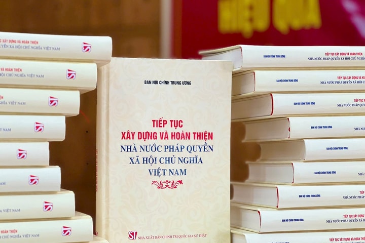 Ra mắt cuốn sách “Tiếp tục xây dựng và hoàn thiện Nhà nước pháp quyền xã hội chủ nghĩa Việt Nam”