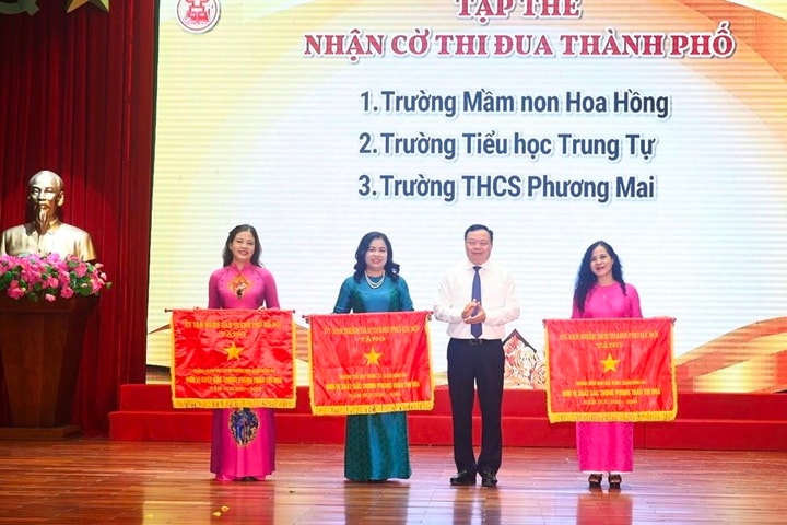 Trường Tiểu học Trung Tự vinh dự nhận Cờ thi đua đơn vị xuất sắc thành phố Hà Nội