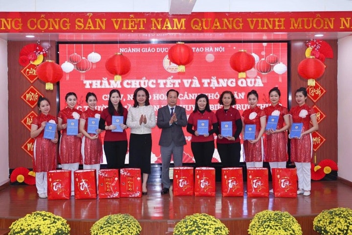 Ngành giáo dục Hà Nội chúc Tết, tặng quà 170 giáo viên mầm non có hoàn cảnh khó khăn