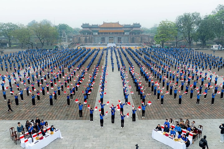 Hơn 1.000 thanh niên đồng diễn Semaphore và trao giải thi “Tự hào viết tiếp truyền thống quê hương”