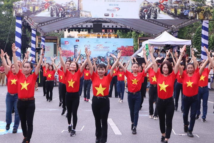 Phụ nữ Thủ đô đồng diễn dân vũ chào mừng kỷ niệm 50 năm Ngày Giải phóng miền Nam