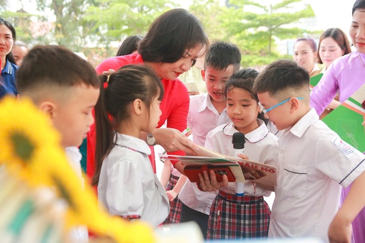 Học sinh trường Tiểu học Tây Tựu A hào hứng tham gia ngày hội văn hóa đọc sách