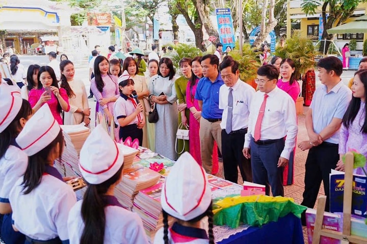 “Sách hay cần bạn đọc” và “Văn hóa đọc - Kết nối cộng đồng” tại Ngày sách và văn hóa đọc Việt Nam ở TP Huế