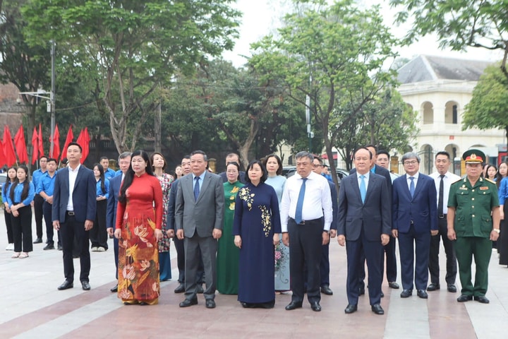 Lãnh đạo TP. Hà Nội dâng hoa kỷ niệm 155 năm Ngày sinh Lênin