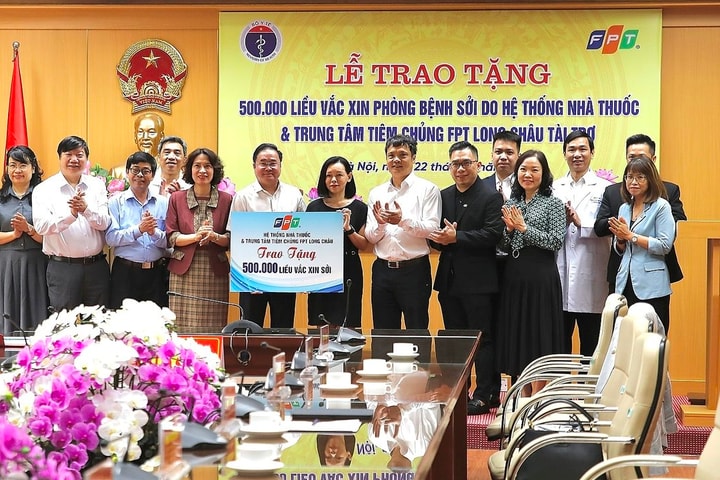 Bộ Y tế tiếp nhận 500.000 liều vaccine sởi do FPT Long Châu trao tặng