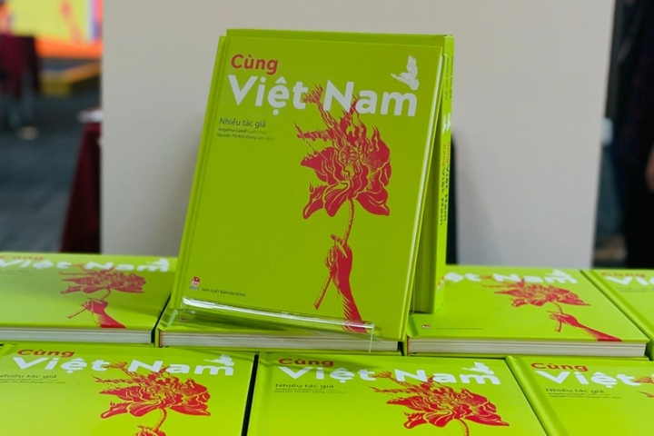 “Cùng Việt Nam” – Biểu tượng thi ca về tình đoàn kết và khát vọng hòa bình