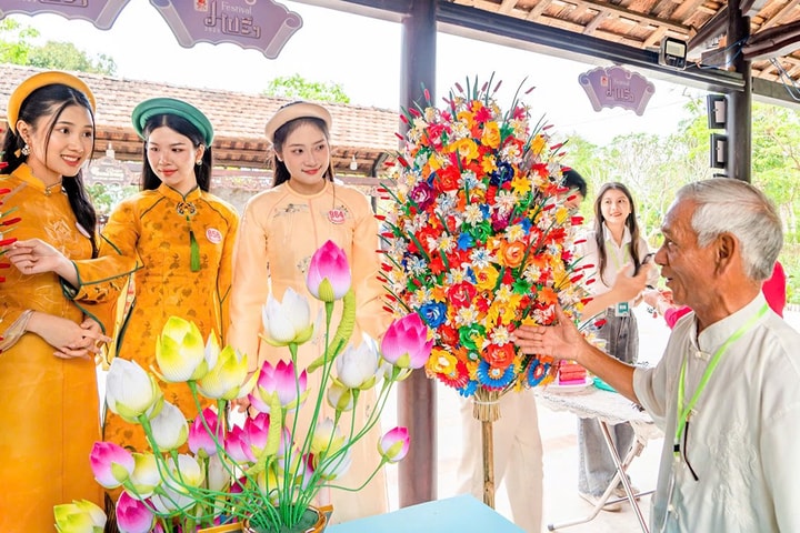 Triển lãm cây cảnh, hoa phong lan, đá cảnh và trải nghiệm sản phẩm làng nghề Huế