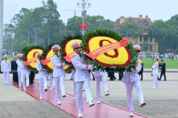 Lãnh đạo Trung ương, TP. Hà Nội viếng Chủ tịch Hồ Chí Minh và đặt vòng hoa tưởng niệm các Anh hùng liệt sĩ