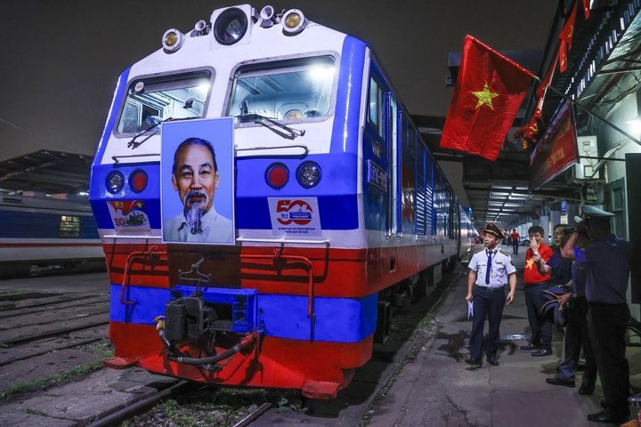 “Đoàn tàu Thống Nhất” rời ga Hà Nội mừng 50 năm non sông liền một dải