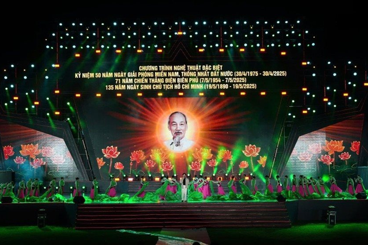 Chương trình nghệ thuật đặc biệt "Non sông gấm vóc - Một dải vinh quang"