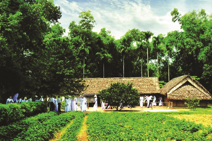 Tháng Năm về quê Bác