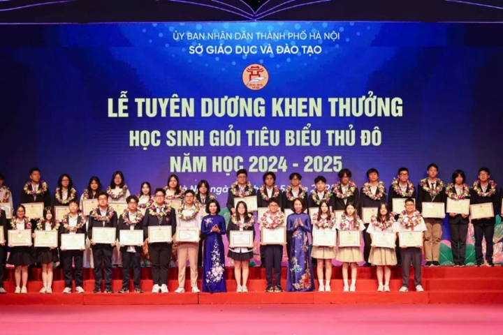 Khen thưởng 851 học sinh tiêu biểu của Thủ đô năm học 2024-2025