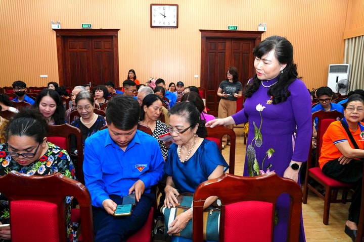 “Bình dân học vụ số” – Cầu nối công nghệ cho người cao tuổi Tây Hồ