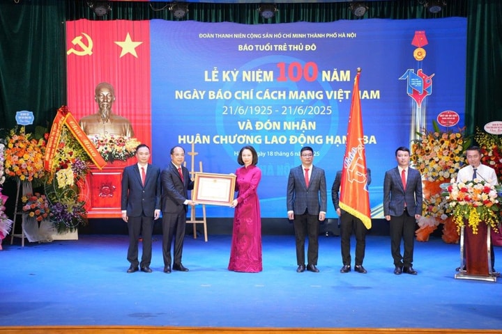 Báo Tuổi trẻ Thủ đô vinh dự đón nhận Huân chương Lao động hạng Ba