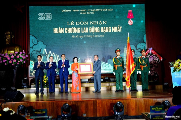 Quận Tây Hồ đón nhận Huân chương Lao động hạng Nhất