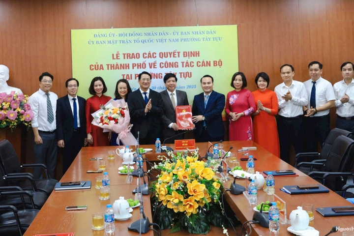 Công bố các Quyết định về công tác cán bộ phường Tây Tựu