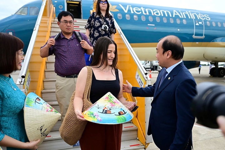Phát động “Đêm Huế huyền diệu - Khám phá để yêu”, đón hành khách thứ 350 triệu của Vietnam Airlines