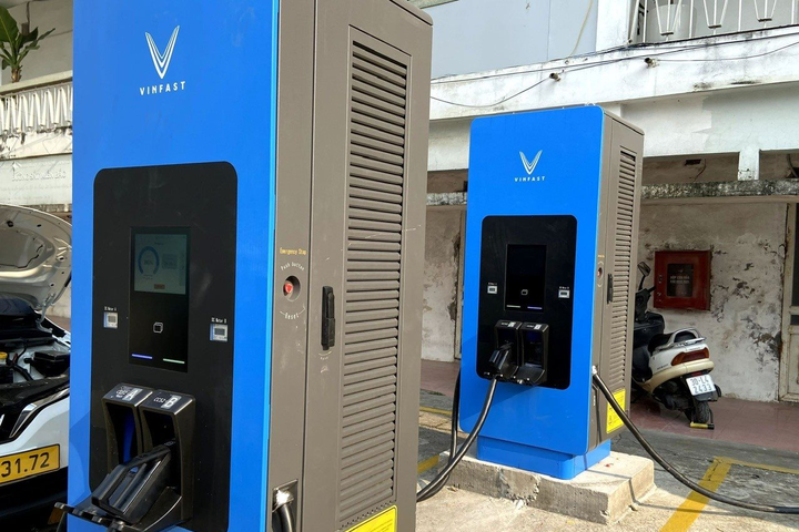 Cận cảnh trạm sạc siêu nhanh hỗ trợ tới 30 xe cùng lúc tại 785 Trương Định