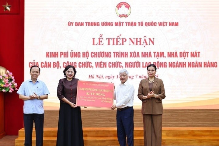 Ủy ban Trung ương Mặt trận Tổ quốc tiếp nhận 82 tỷ đồng từ ngành ngân hàng ủng hộ chương trình xóa nhà tạm, nhà dột nát