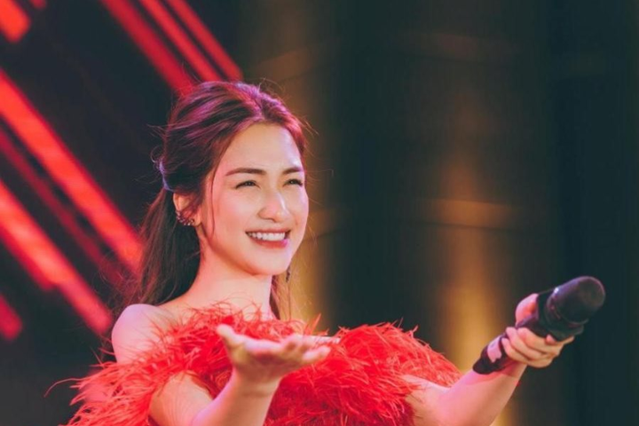 Ca sĩ Hòa Minzy hỗ trợ người dân miền núi Nghệ An bị ảnh hưởng bởi bão lũ 300 triệu đồng