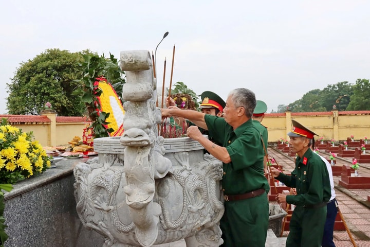 Đảng bộ, chính quyền, nhân dân phường Sơn Tây dâng hương viếng các anh hùng liệt sĩ