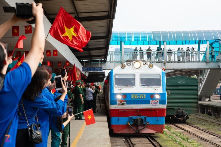 Đoàn tàu 2 tầng "5 cửa ô" lần đầu tiên xuất hiện tại Hà Nội dịp lễ 2/9