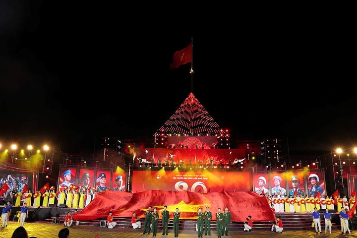 Thủ tướng Phạm Minh Chính dự chương trình chính luận nghệ thuật “Dưới cờ vinh quang” tại TP Huế