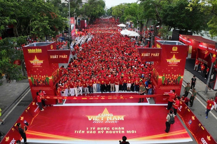 Lễ phát động chương trình đi bộ “Cùng Việt Nam tiến bước”