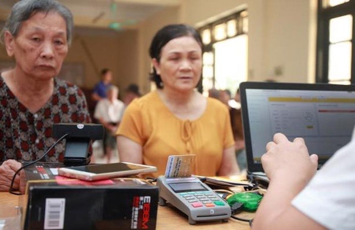 Hà Nội thí điểm chi trả an sinh xã hội không dùng tiền mặt