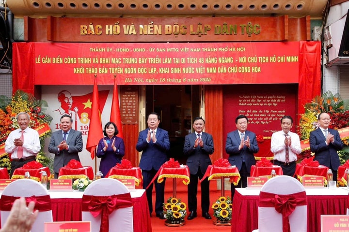 Gắn biển công trình ngôi nhà 48 Hàng Ngang