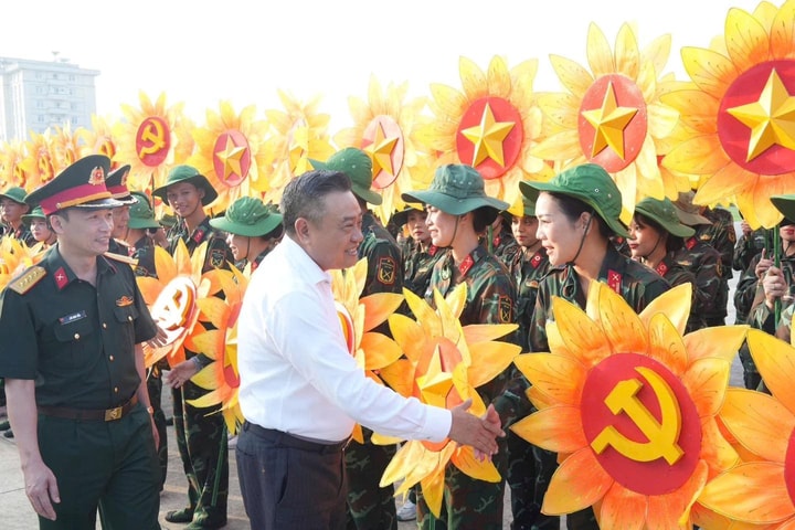 Chủ tịch Hà Nội Trần Sỹ Thanh thăm, động viên khối diễu binh kỷ niệm A80