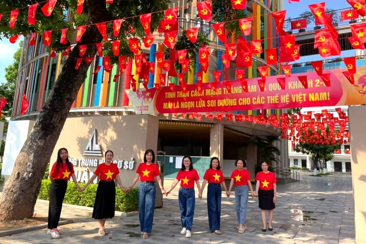 Không khí Tháng Tám rực rỡ trên từng góc phố Tây Hồ