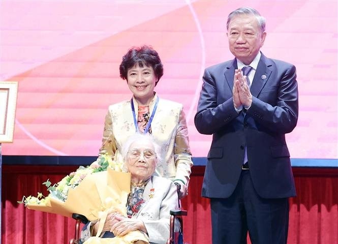 Trao danh hiệu Anh hùng Lao động cho nguyên Phó Chủ tịch nước Nguyễn Thị Bình