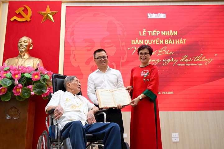 Nhạc sĩ Phạm Tuyên trao tặng ca khúc 'Như có Bác trong ngày đại thắng' cho Báo Nhân Dân