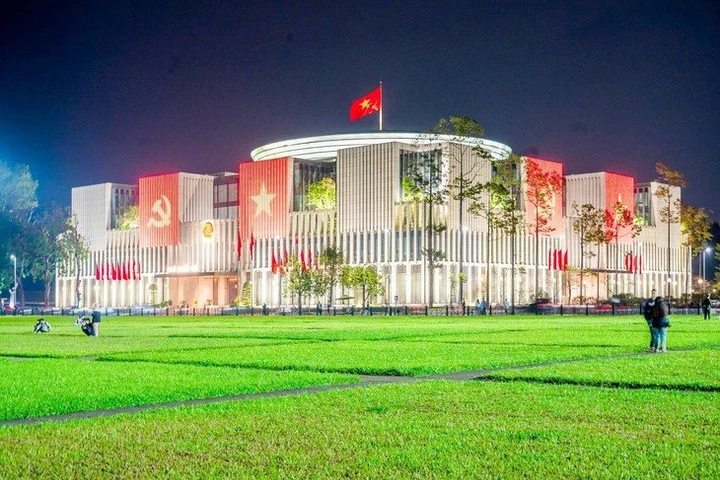 Nhà Quốc hội mở cửa cho Nhân dân vào tham quan, trú mưa dịp Quốc khánh 2/9