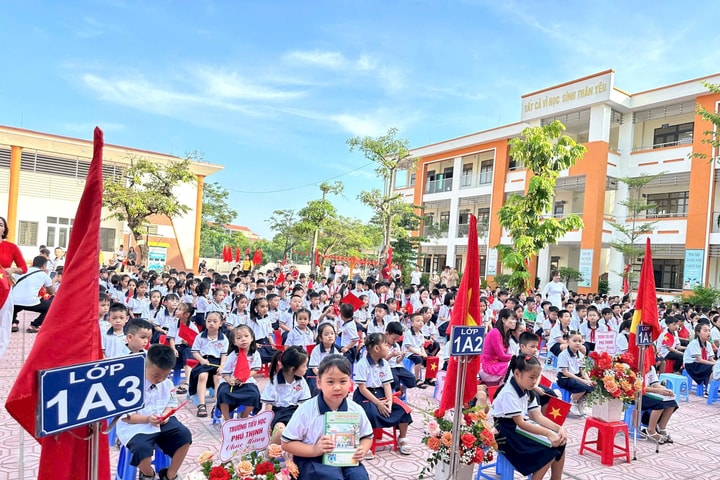 Hơn 10.000 học sinh, giáo viên phường Sơn Tây nô nức trong ngày khai trường