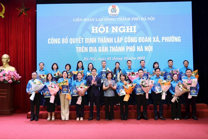 Hà Nội trao Quyết định thành lập 84 Công đoàn xã, phường