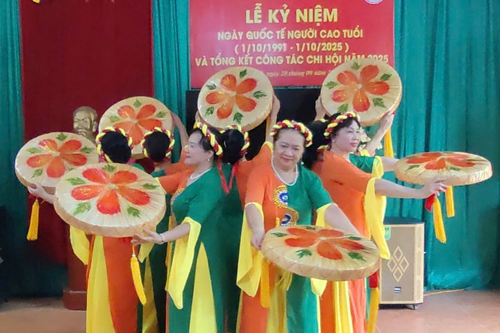 Sôi nổi các hoạt động kỷ niệm Ngày Quốc tế Người cao tuổi tại phường Tây Hồ
