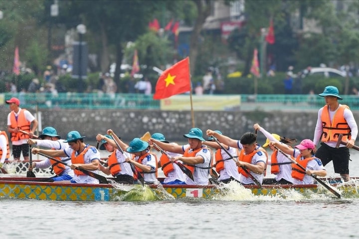 Khai mạc Giải bơi chải thuyền rồng - ván Sup Hà Nội chào mừng 71 năm Giải phóng Thủ đô