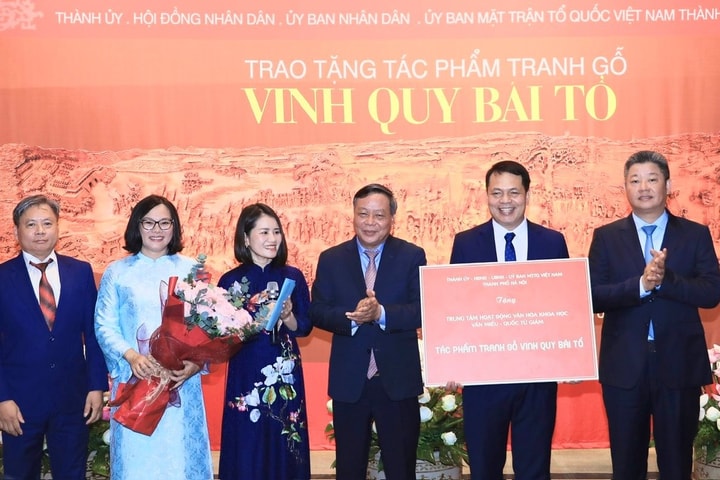 Lãnh đạo Thành phố Hà Nội trao tác phẩm tranh gỗ “Vinh quy bái Tổ” tặng Văn Miếu - Quốc Tử Giám