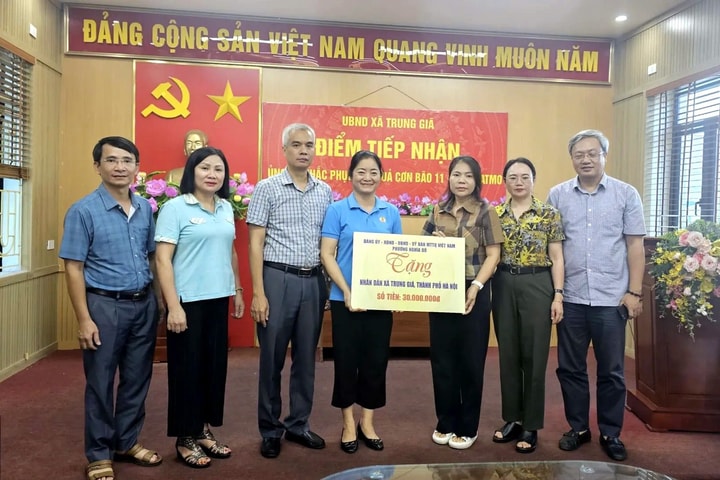 Phường Nghĩa Đô chung tay chia sẻ khó khăn với người dân vùng lũ