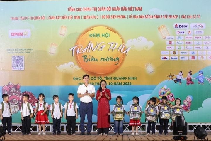 "Trăng thu biên cương": Trao học bổng và quà tặng cho trẻ em vùng khó khăn